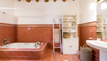 Resa estates rental in jesus 2022 finca private pool in Ibiza house bathroom ugly.jpg